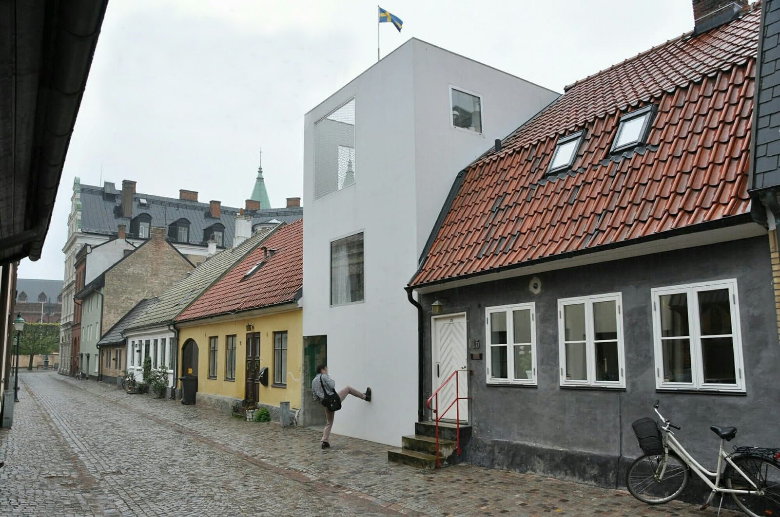 Riksförfularen. Townhouse Japan i Landskrona är en av hela 10-talets fulaste byggnader i Sverige.
