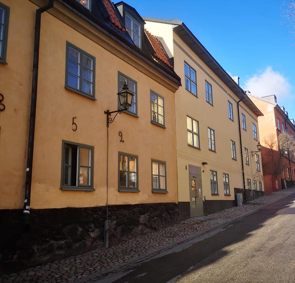 Yttersta tvärgränd 8 i Stockholm är ett bra exempel på en nybyggd infill i historiska kvarter som passar in i stället för att sticka ut. Är det för mycket begärt?