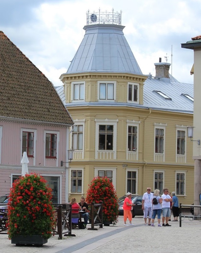 Det gula tornhuset på Stora Torget är Hjos vackraste byggnad.