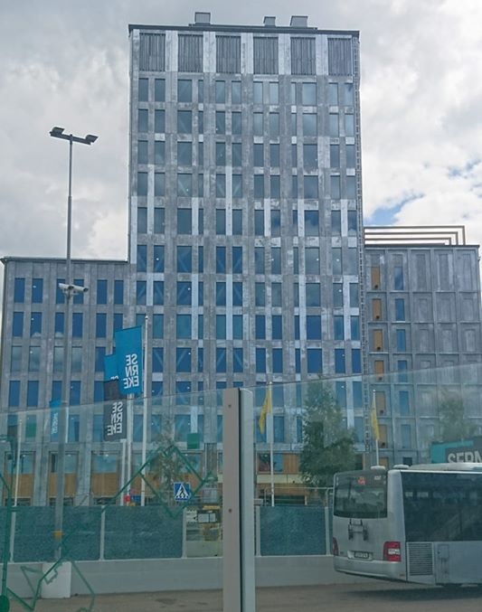 Nya hotellet vid Halmstads station är en av Halmstads fulaste byggnader.