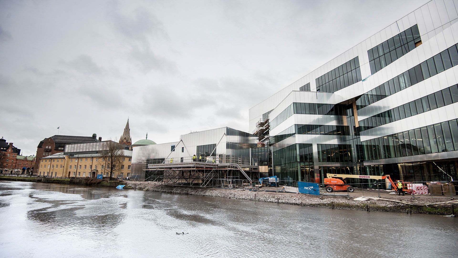 Se hur det nya Kulturhuset förstör den vackra vyn med de historiska gamla husen vid vattnet i Örebro.
