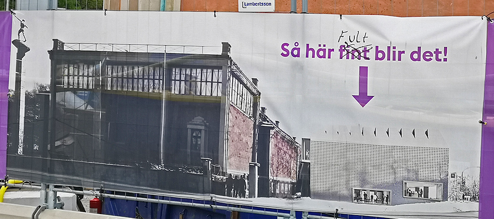 T.om klottrarna anser att Wingårdhs nya byggnad är ful. Gert Wingårdhs reklamskylt har under maj fått ett tillägg (eller en rättning?)