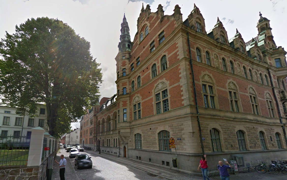 Stora Algatan med dess pampiga entrébyggnad.