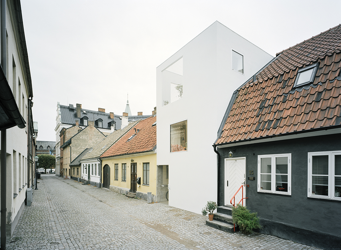 På pittoreska gamla kyrkogatan i Landskrona sticker numera en låda upp ovanför alla historiska gatuhus.
