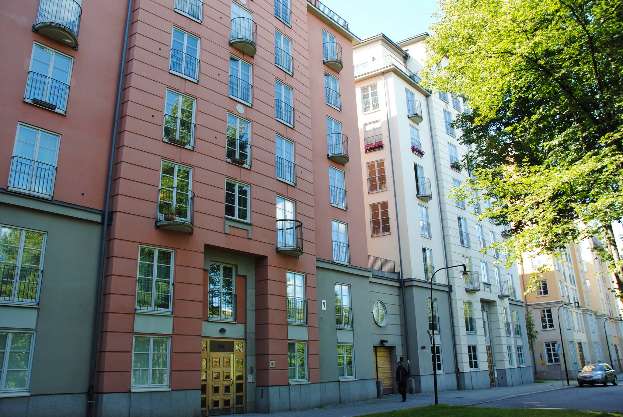 Byggnaderna i S:t Eriksområdet påminner om den svenska 1920-talsklassicismen.