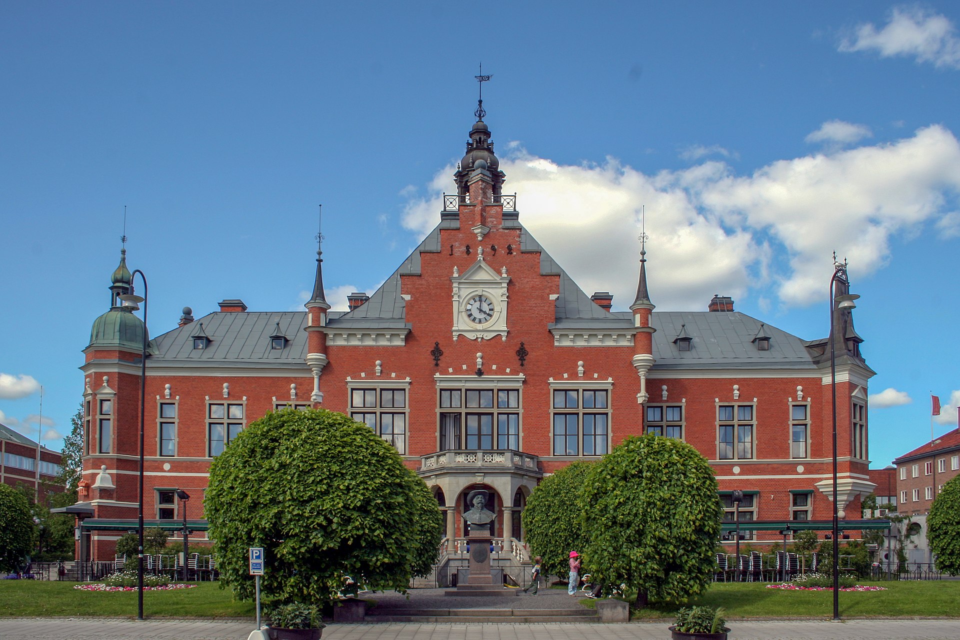  Rådhuset i Umeå är Sveriges femtionde vackraste byggnad genom tiderna.