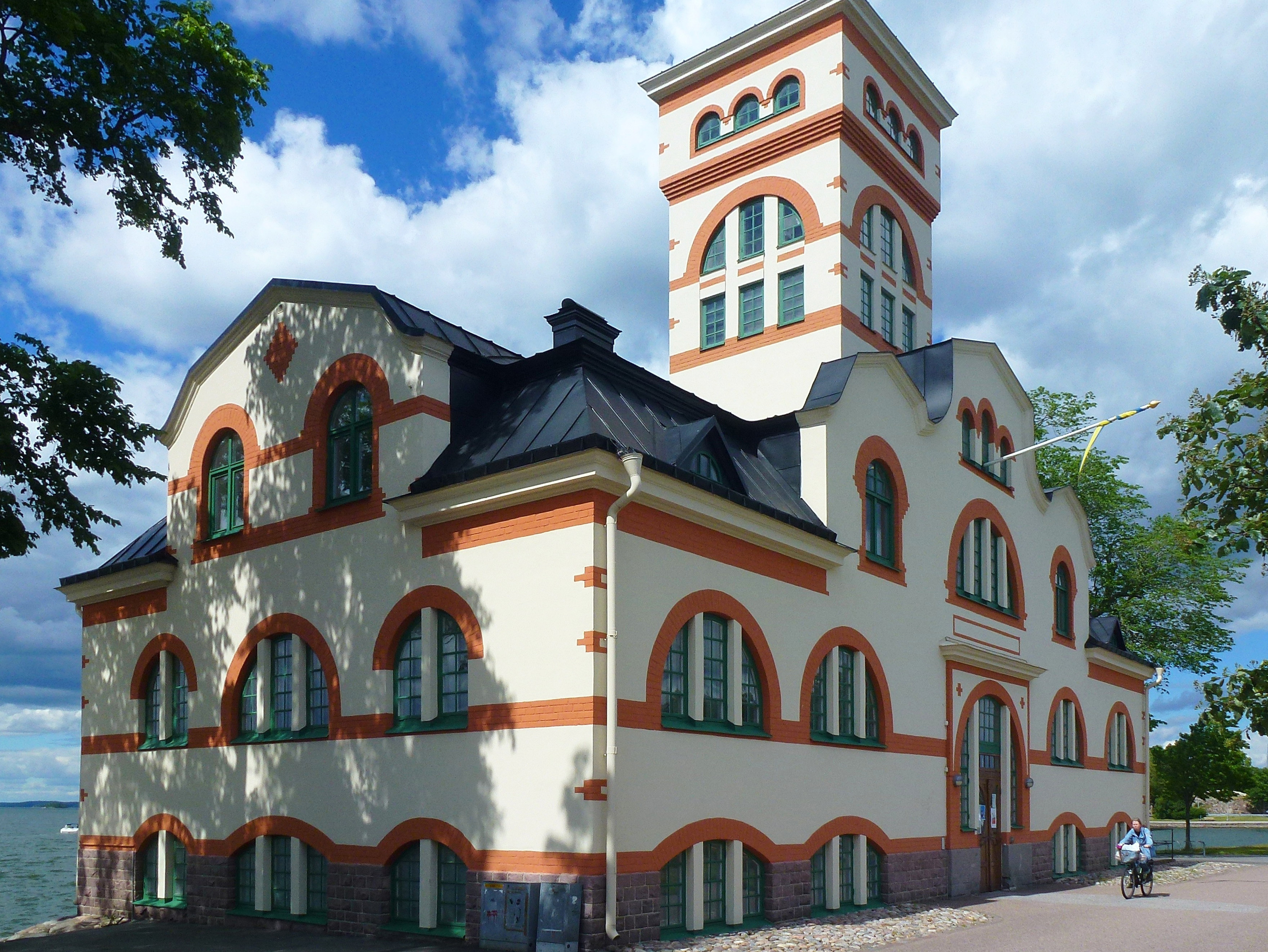 Det gamla varmbadhuset i Västervik är Sveriges trettiofemte vackraste byggnad genom tiderna.