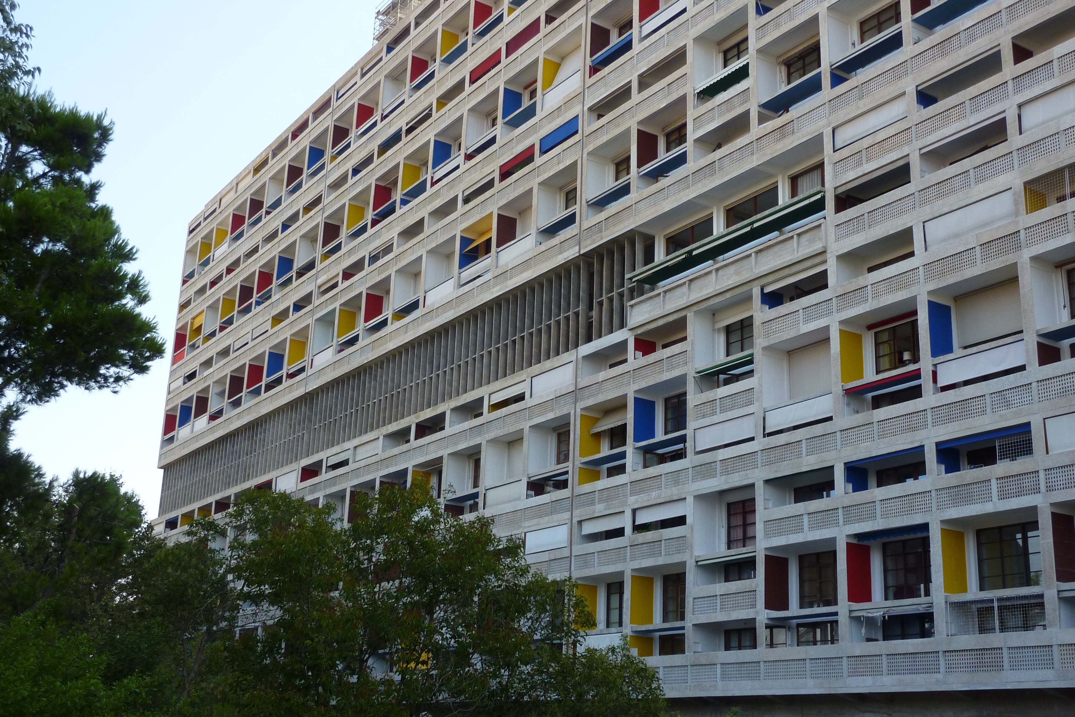 Modernismen omfattar flera olika stilar, där alla har gemensamt att de är avskalade, geometriskt enkla och fria från ornament. Genom att vid sin uppkomst ta åt sig äran för övriga framsteg i samhället blev modernismen snabbt en symbol för moderniteten. Detta är en bild som lever kvar även idag, 100 år senare, Arkitektstudenter på svenska högskolor får enbart lära sig att rita i denna stil. På bilden ser vi en byggnad i Marseille, Frankrike. Byggnaden är ritad av arkitekten Le Corbusier, som anses vara modernismens fader.
