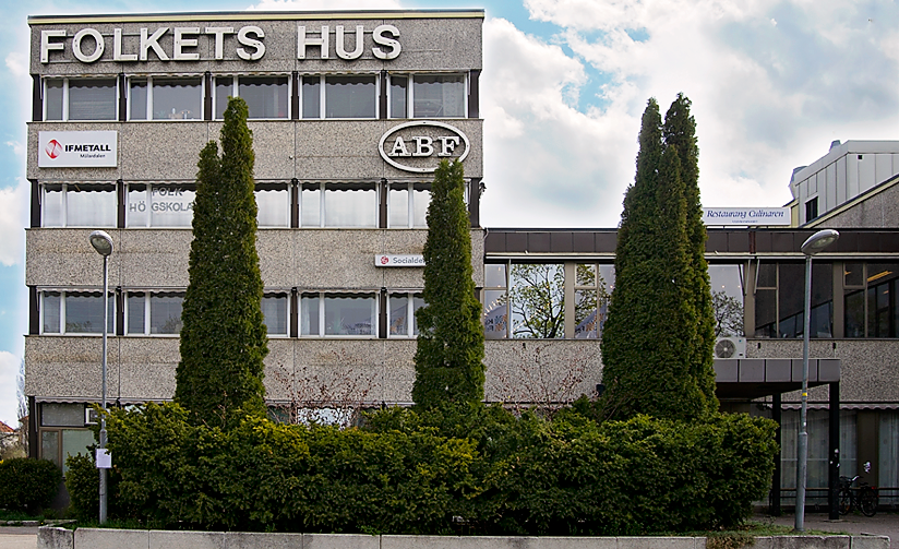 Är Folkets Hus i Köping Sveriges fulaste byggnad genom tiderna?