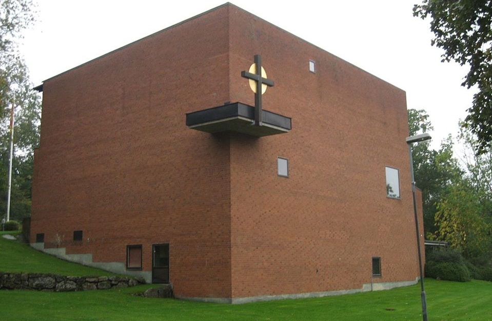 Adolfsbergs kyrka är en av Örebros fulaste byggnader.