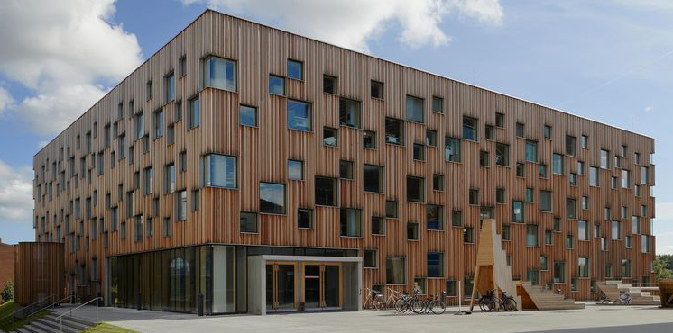 Arkitekthögskolan är en av Umeås fulaste byggnader.