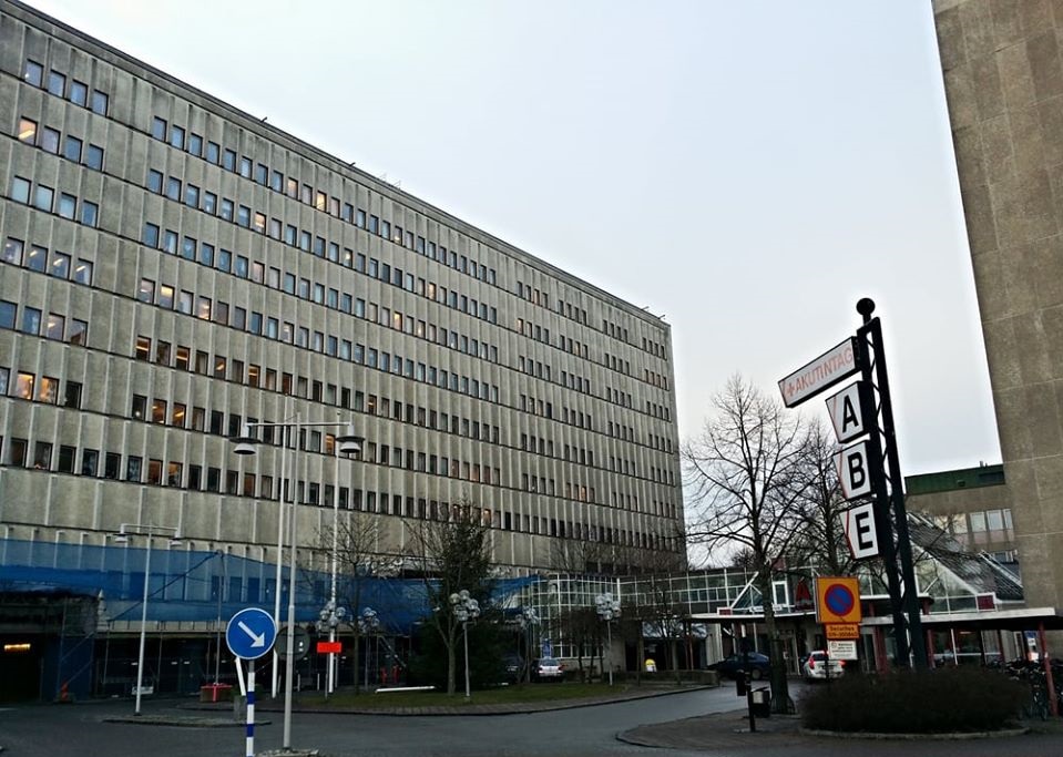 B-Huset vid universitetssjukhuset är Örebros fjärde fulaste byggnad genom tiderna.