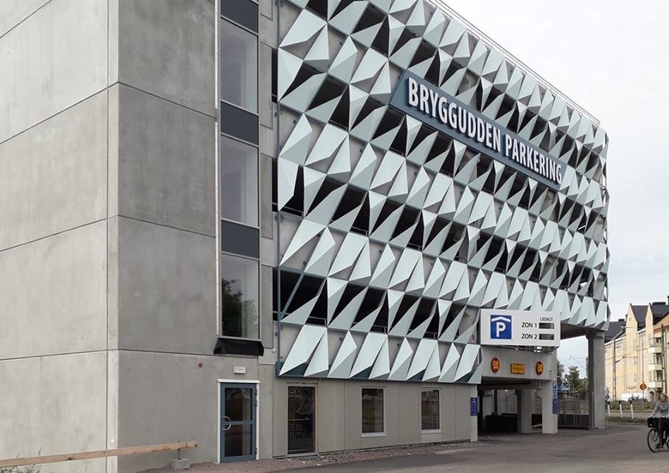 Brygguddens parkeringshus är en av Karlstads fulaste byggnader.