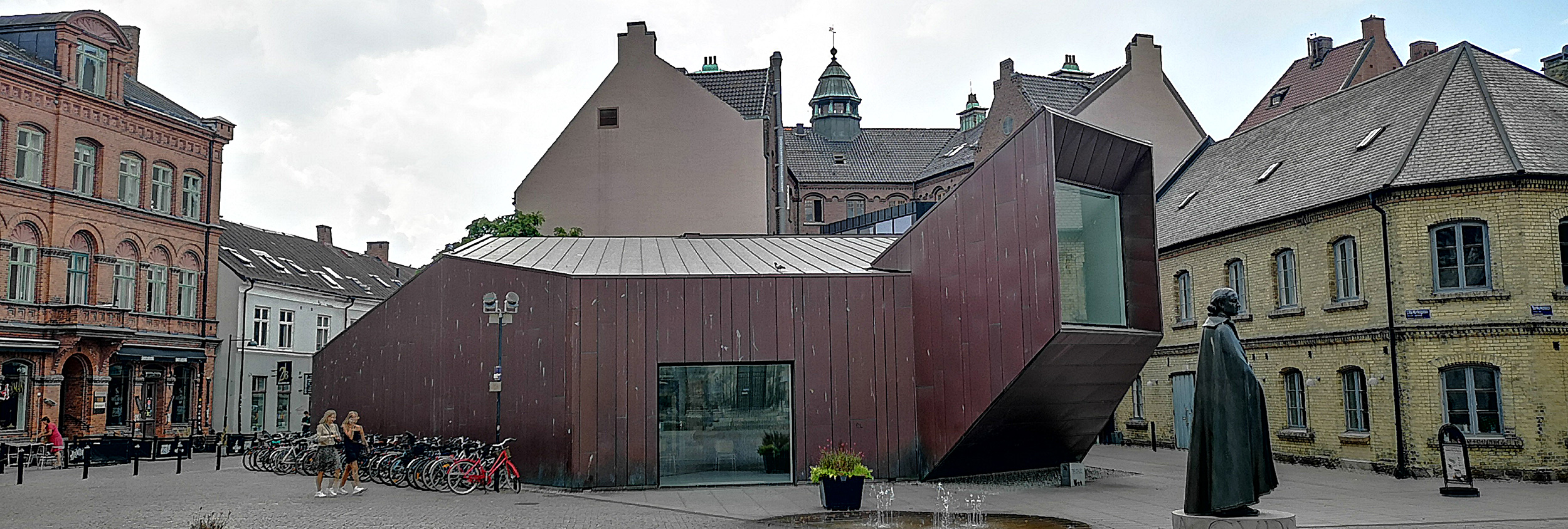 Domkyrkoforum i Lund är Sveriges näst fulaste byggnad genom tiderna!