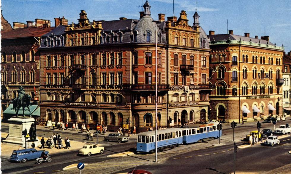 Det vackra Centralpalatset (Högvakten) revs trots att det var i toppskick. Istället kom ovanstående bruna låda på plats. En av Sveriges rysligaste rivningar.