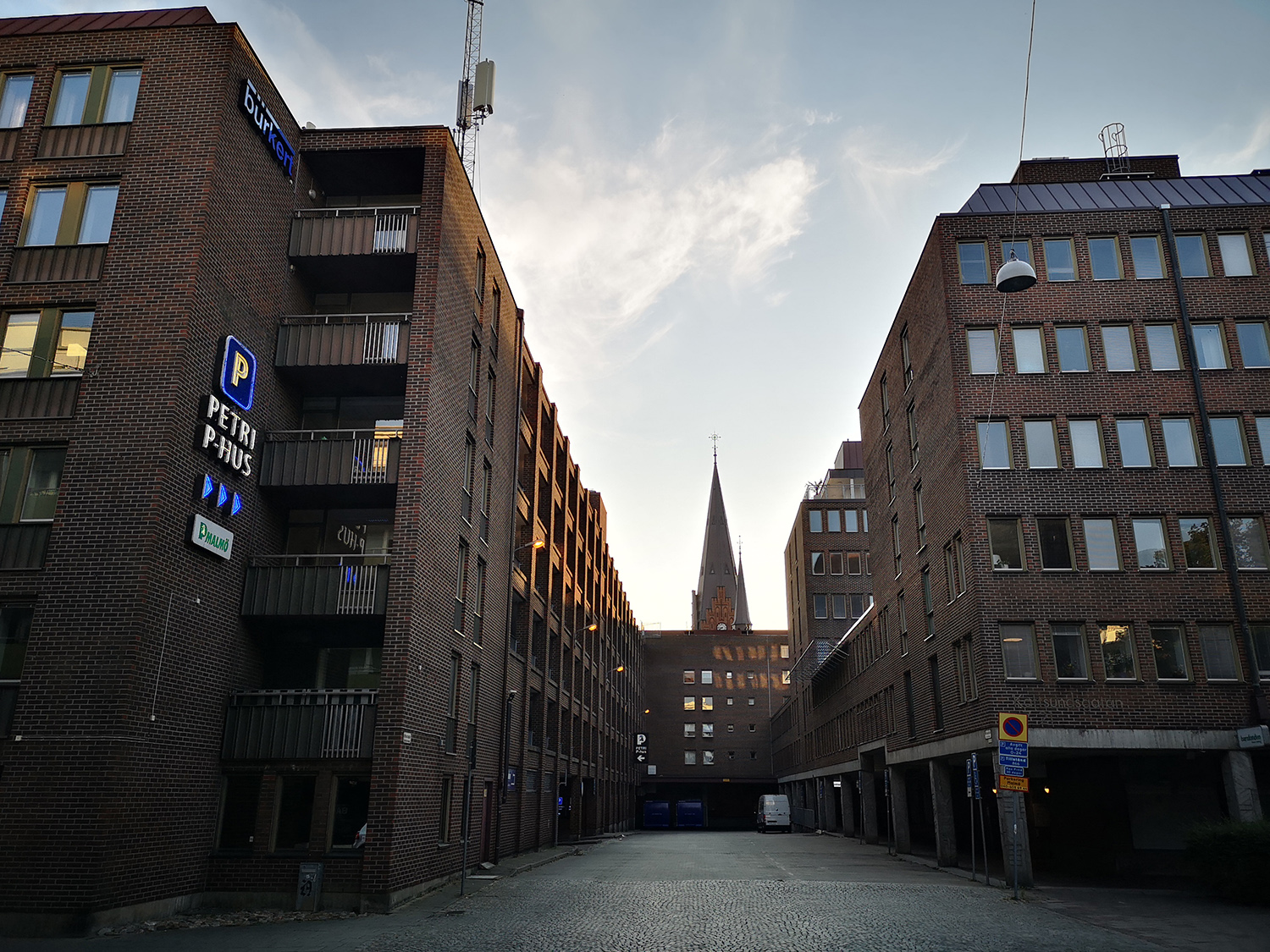 Kvarteret Menved från andra hållet. En av Malmös fulaste byggnader.