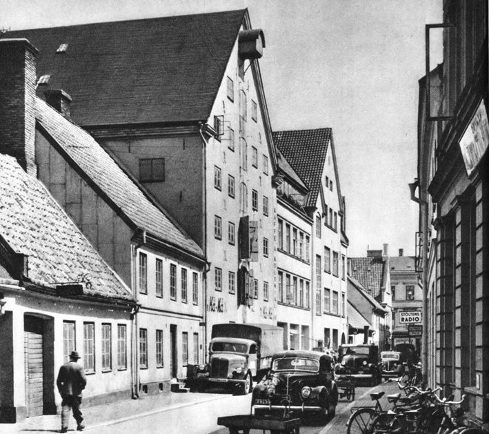Samma vy på 1950-talet. Åhléns lät riva en av Malmös allra vackraste gator.