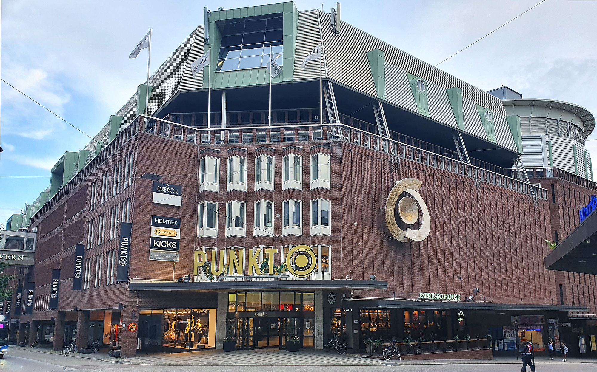 Är gallerian Punkt i Västerås Sveriges fulaste byggnad genom tiderna?