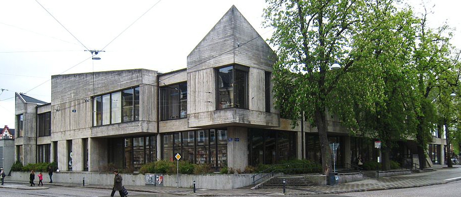 Stadsbiblioteket är så fult att det gör ont i själen att titta på den brutala arkitekturen.
