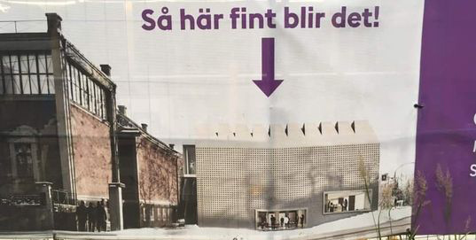 Reklam som Wingårdh har satt upp på platsen. Bunkern är inte böjd i verkligheten utan det är banderollen som svajar i vinden.