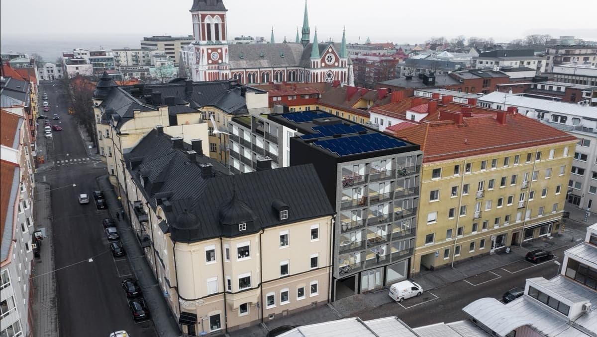 En drönarbild från kvarteret visar hur missplacerat den nya lådan har blivit mitt bland Jönköpings vackraste kvarter. 