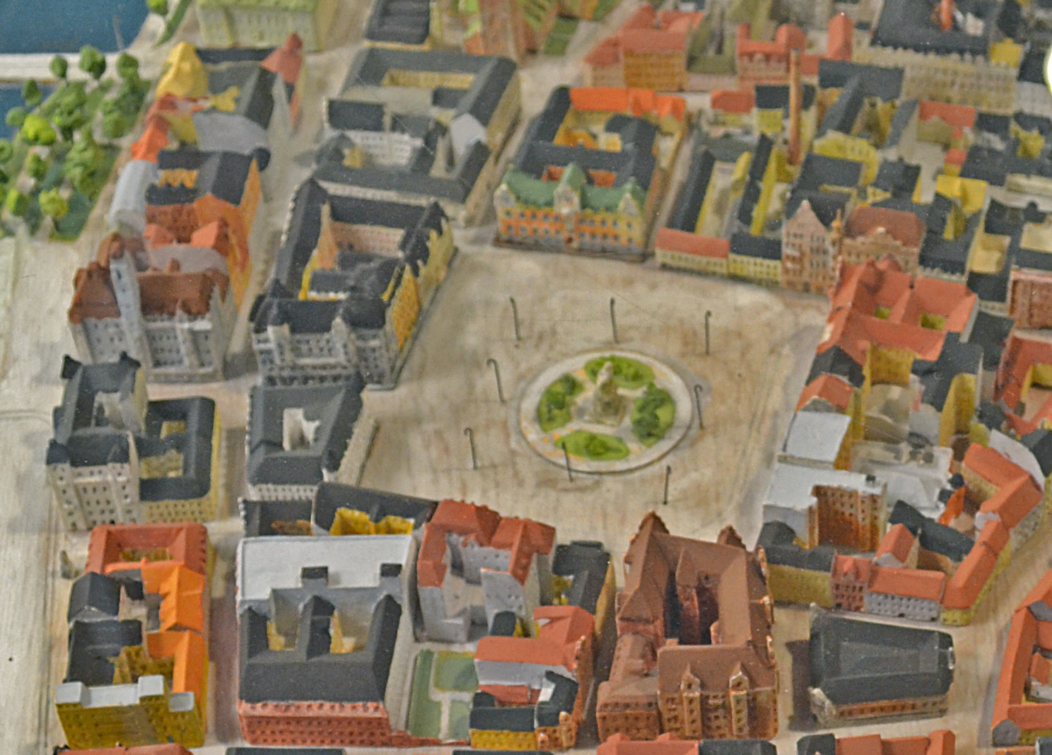 Vad är egentligen ett torg? Här ser ni Stortorget i Malmö år 1943 enligt en modell på Malmö stadsarkiv. Ni ser också Lilla Torg med den numera rivna saluhallen.